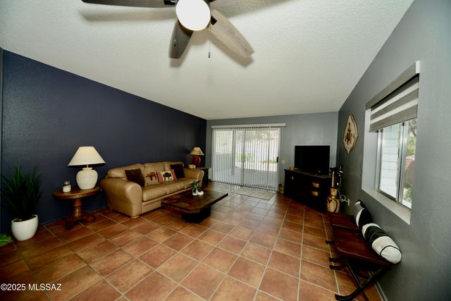 1360 W Camino Alicante, Green Valley, AZ 85622