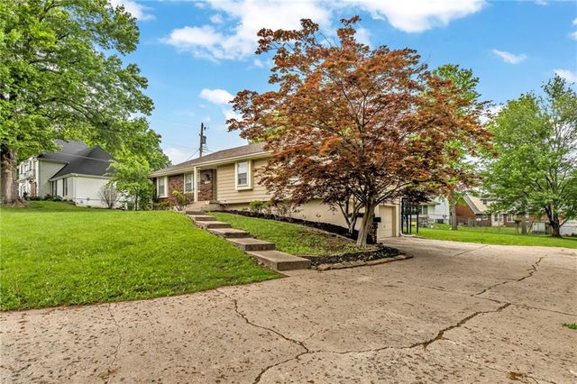 17908 E Cheyenne Drive, Independence, MO 64056