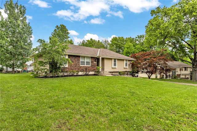 17908 E Cheyenne Drive, Independence, MO 64056