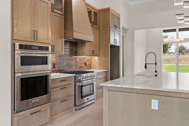 2300 Candlestick Drive, Granbury, TX 76049