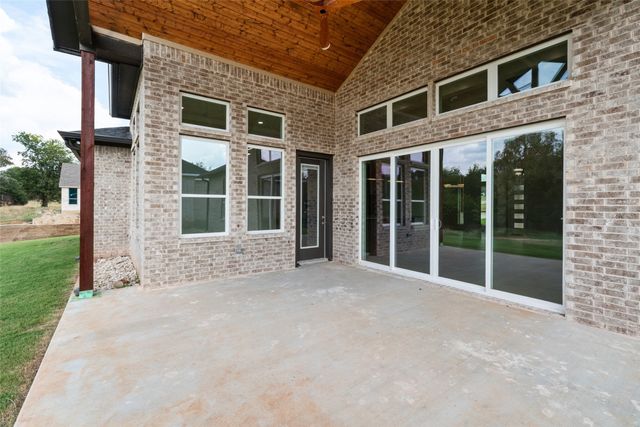 2300 Candlestick Drive, Granbury, TX 76049