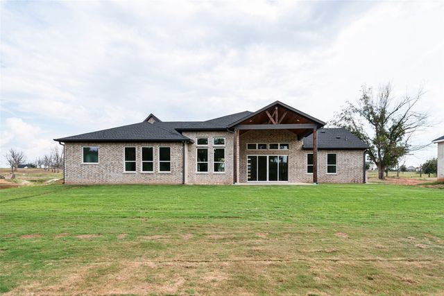 2300 Candlestick Drive, Granbury, TX 76049