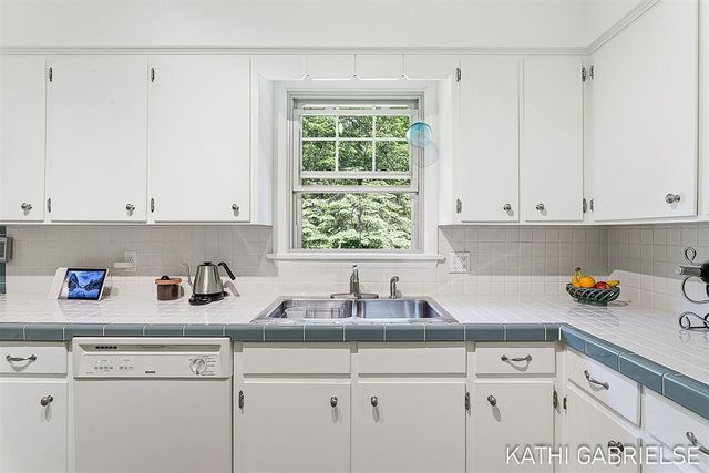 1830 Pine Court, Grand Haven, MI 49417