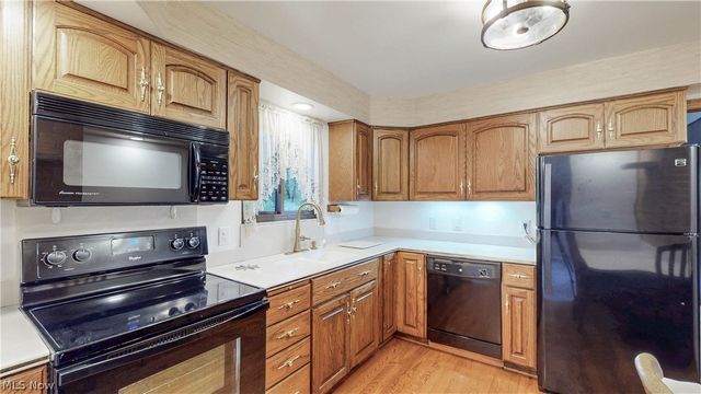 1239 Doralee Drive, Mogadore, OH 44260
