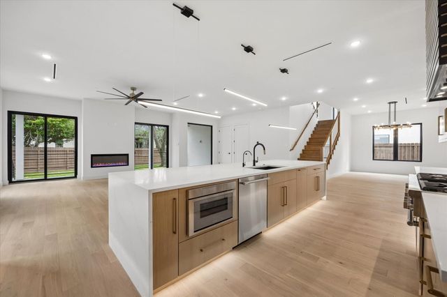 4622 Willow, Bellaire, TX 77401