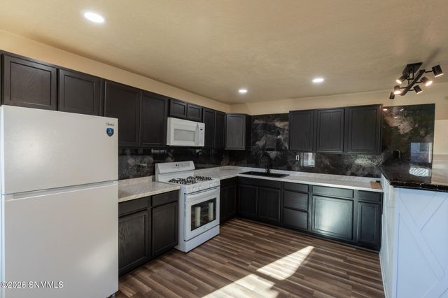 1220 W Hall Avenue, Las Cruces, NM 88005