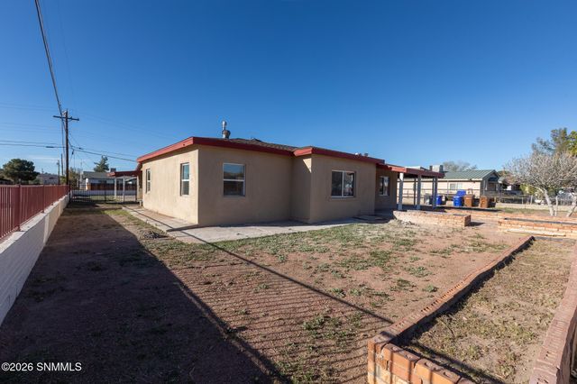 1220 W Hall Avenue, Las Cruces, NM 88005