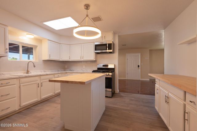 1220 W Hall Avenue, Las Cruces, NM 88005