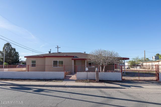 1220 W Hall Avenue, Las Cruces, NM 88005