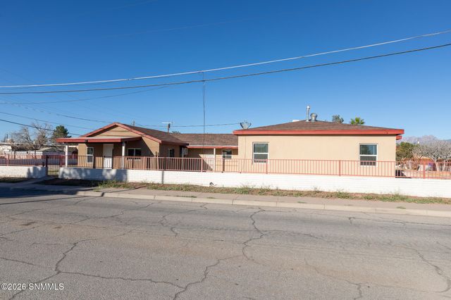 1220 W Hall Avenue, Las Cruces, NM 88005