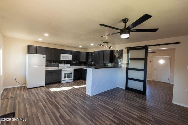 1220 W Hall Avenue, Las Cruces, NM 88005