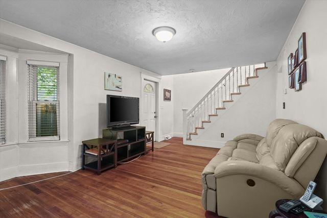 5 Hampstead St, Methuen, MA 01844