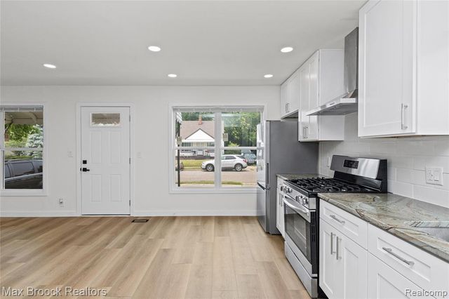 45 Pleasantview Drive, Pontiac, MI 48341
