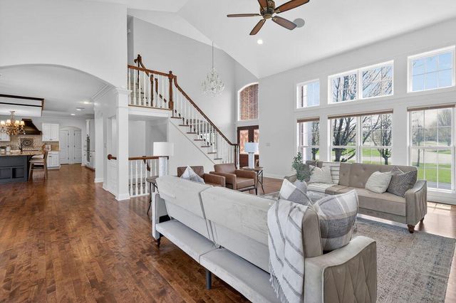 10685 Wood Crest DRIVE, Mequon, WI 53092
