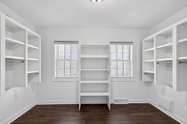 10685 Wood Crest DRIVE, Mequon, WI 53092