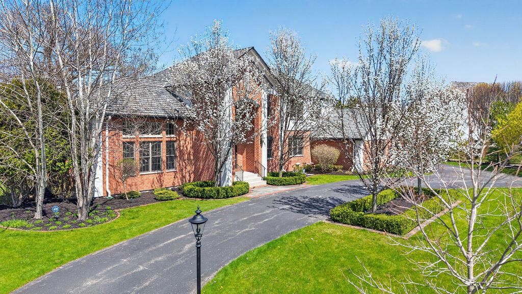 10685 Wood Crest DRIVE, Mequon, WI 53092