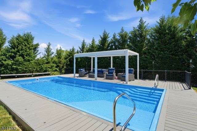 17 Kimble Ct, Hillsborough Twp., NJ 08844