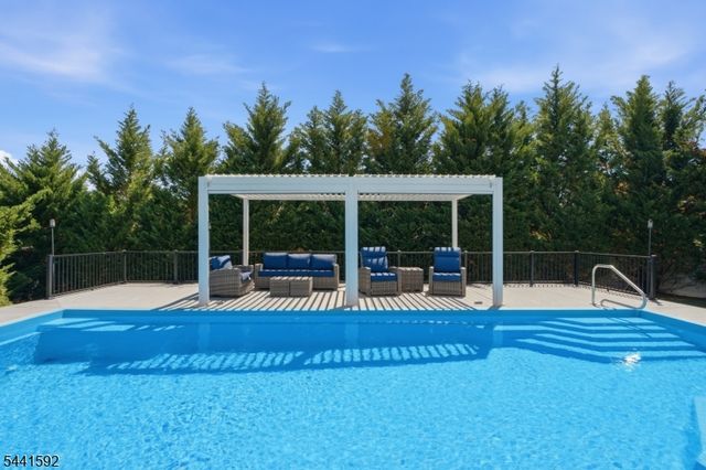 17 Kimble Ct, Hillsborough Twp., NJ 08844