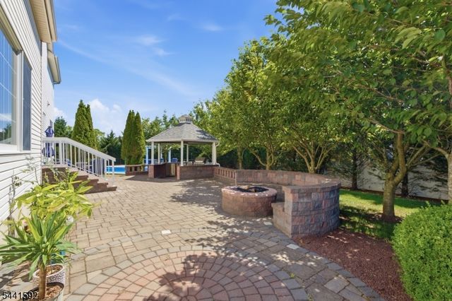 17 Kimble Ct, Hillsborough Twp., NJ 08844