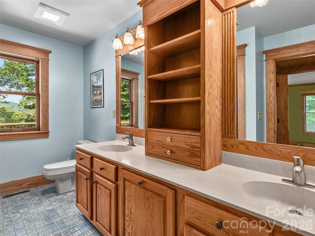 40 Deer Ridge Road, Mills River, NC 28759