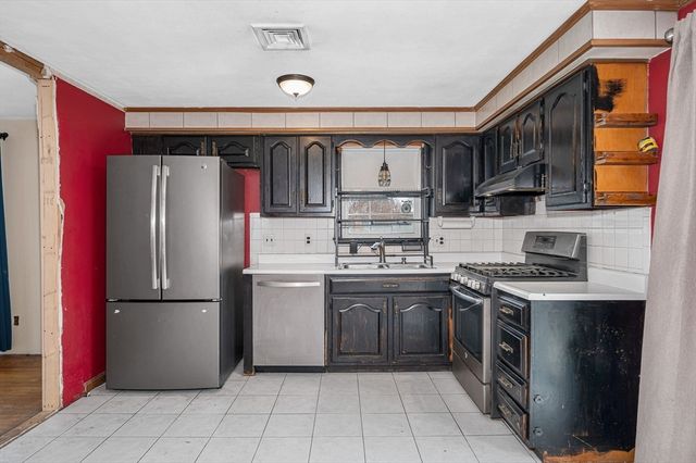 14 New Caster Dr, Lowell, MA 01854