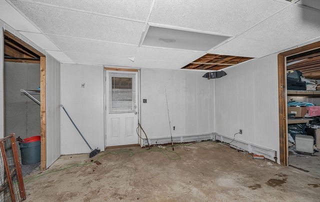 14 New Caster Dr, Lowell, MA 01854