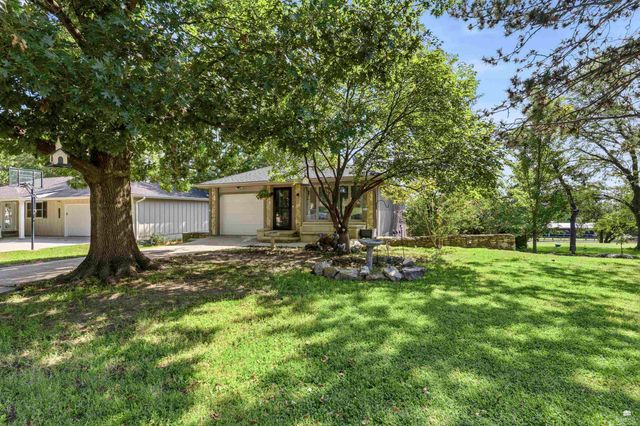 1800 Cedar Crest Drive, Manhattan, KS 66503