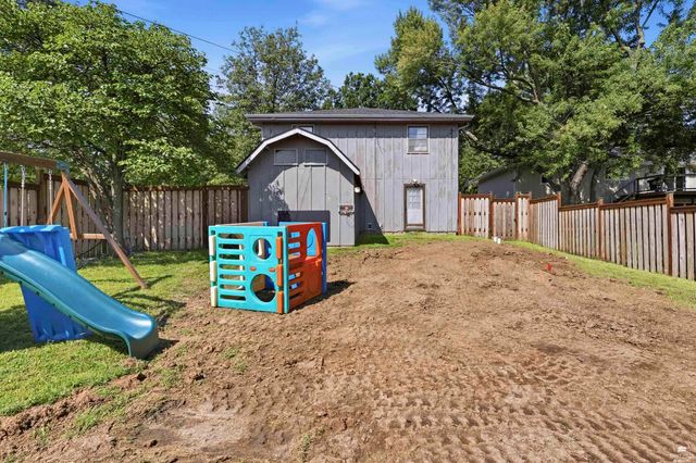 1800 Cedar Crest Drive, Manhattan, KS 66503