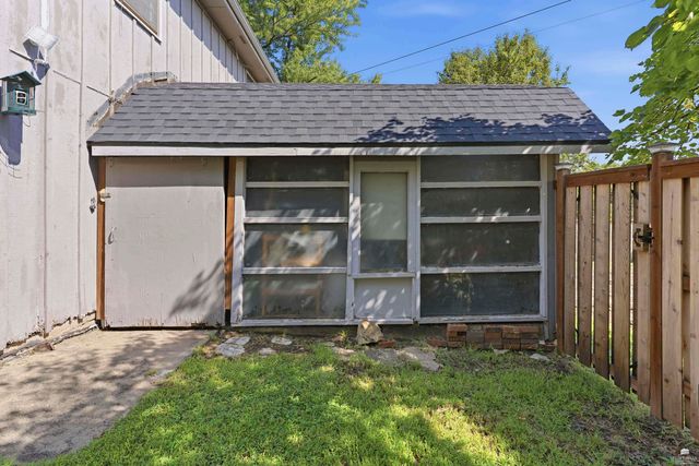 1800 Cedar Crest Drive, Manhattan, KS 66503