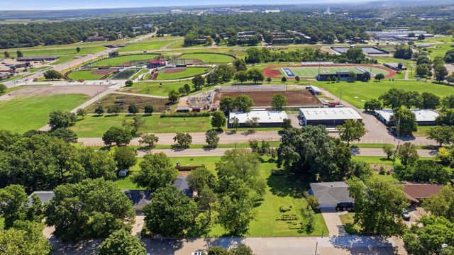 1800 Cedar Crest Drive, Manhattan, KS 66503