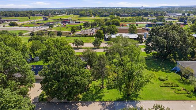 1800 Cedar Crest Drive, Manhattan, KS 66503