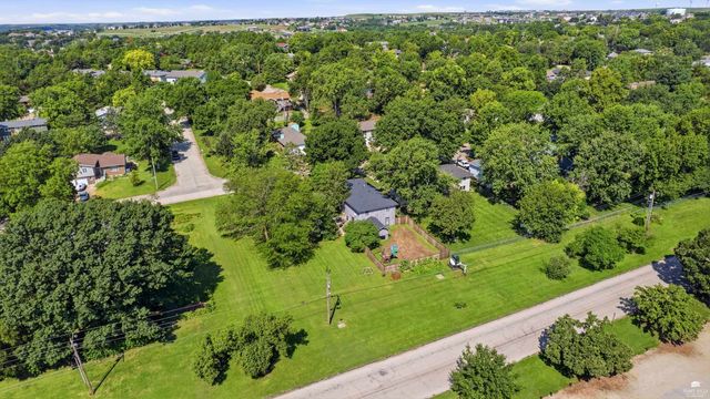 1800 Cedar Crest Drive, Manhattan, KS 66503