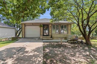 1800 Cedar Crest Drive, Manhattan, KS 66503