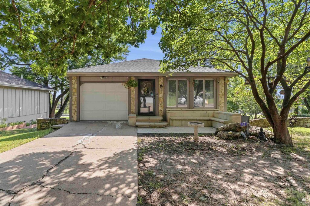 1800 Cedar Crest Drive, Manhattan, KS 66503
