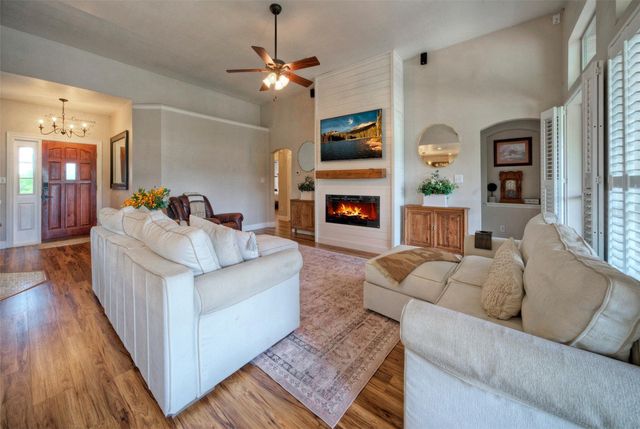 511 Chaneys XING, Bertram, TX 78605