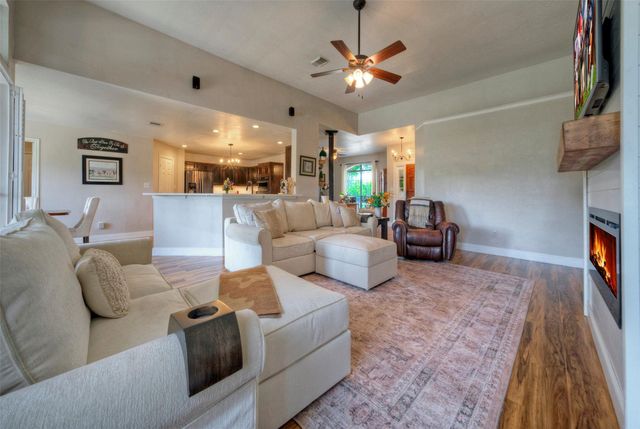 511 Chaneys XING, Bertram, TX 78605