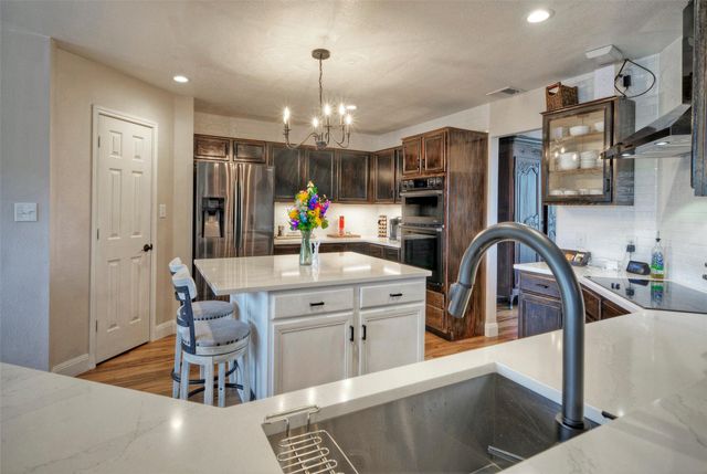 511 Chaneys XING, Bertram, TX 78605
