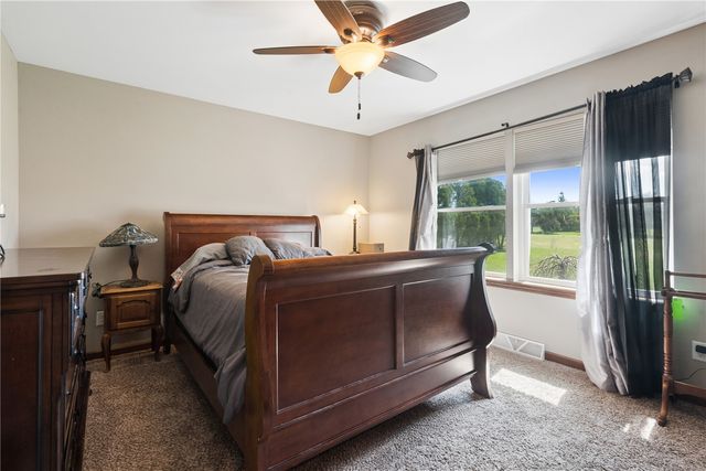 2425 Kenway Boulevard SW, Cedar Rapids, IA 52404
