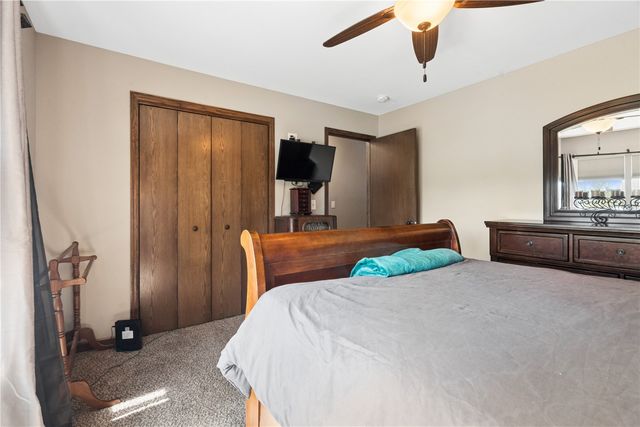 2425 Kenway Boulevard SW, Cedar Rapids, IA 52404