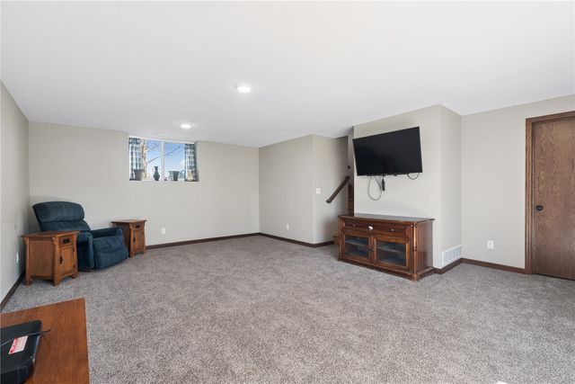 2425 Kenway Boulevard SW, Cedar Rapids, IA 52404