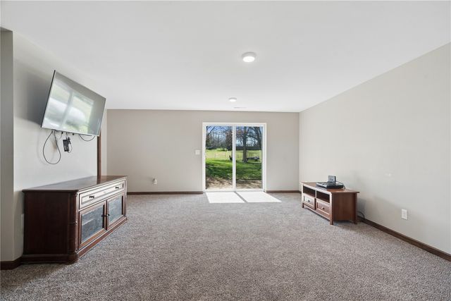 2425 Kenway Boulevard SW, Cedar Rapids, IA 52404