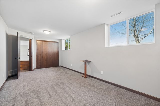 2425 Kenway Boulevard SW, Cedar Rapids, IA 52404