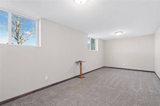 2425 Kenway Boulevard SW, Cedar Rapids, IA 52404