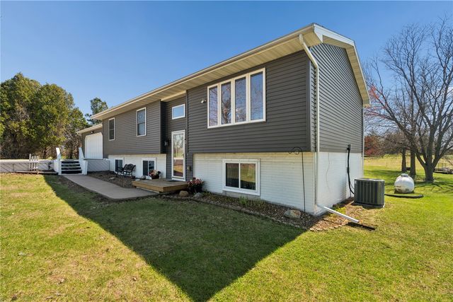 2425 Kenway Boulevard SW, Cedar Rapids, IA 52404