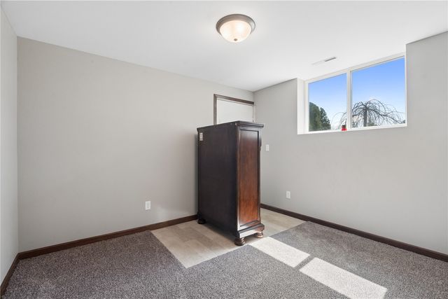 2425 Kenway Boulevard SW, Cedar Rapids, IA 52404