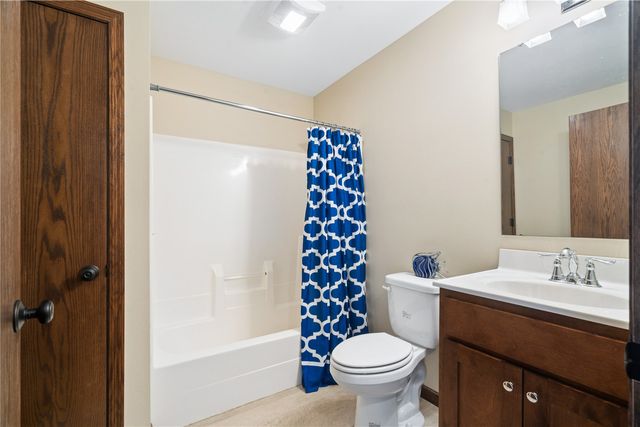 2425 Kenway Boulevard SW, Cedar Rapids, IA 52404