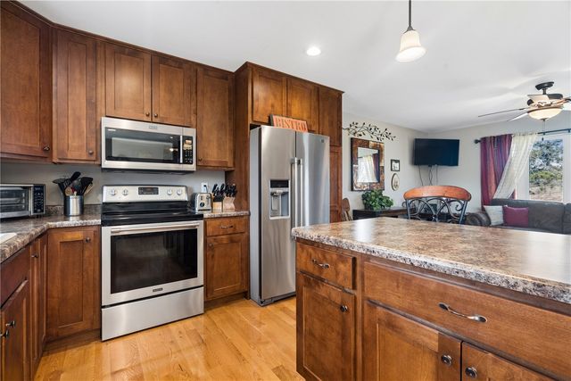 2425 Kenway Boulevard SW, Cedar Rapids, IA 52404