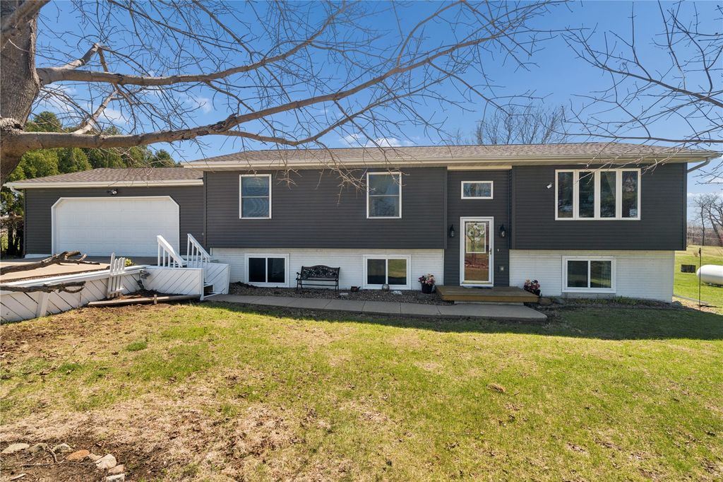 2425 Kenway Boulevard SW, Cedar Rapids, IA 52404