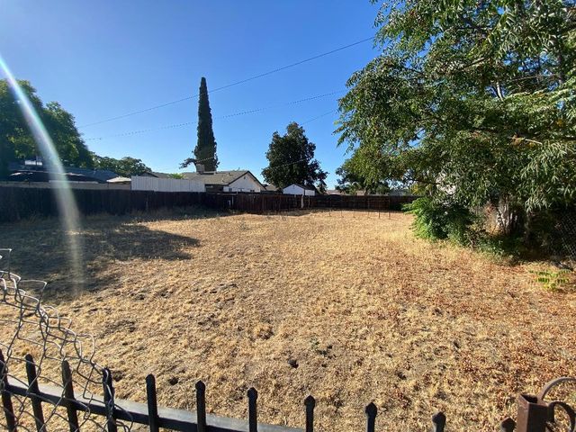 128 W Houston Avenue, Visalia, CA 93291