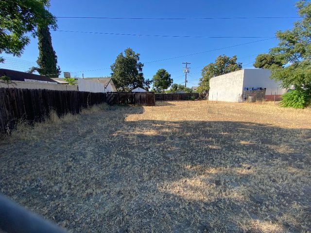 128 W Houston Avenue, Visalia, CA 93291